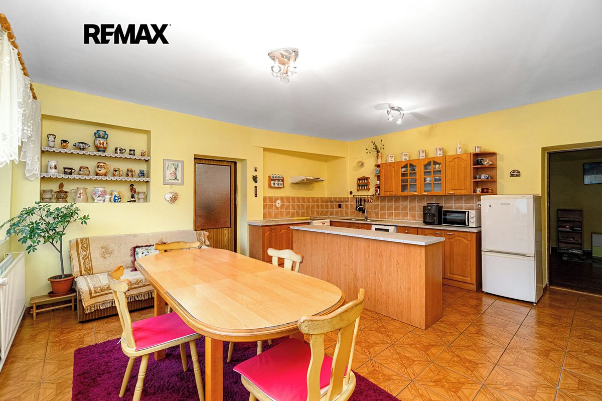 Prodej rodinného domu 226 m², pozemek 2380 m² – fotografie 3