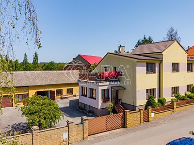 Prodej  rodinného domu 320 m², pozemek 1 701 m²