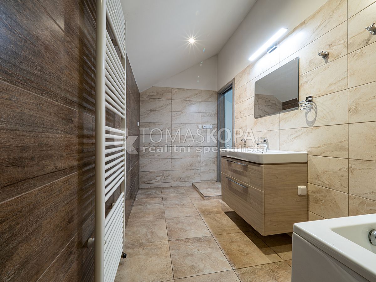 Prodej rodinného domu 157 m², pozemek 743 m² – fotografie 3
