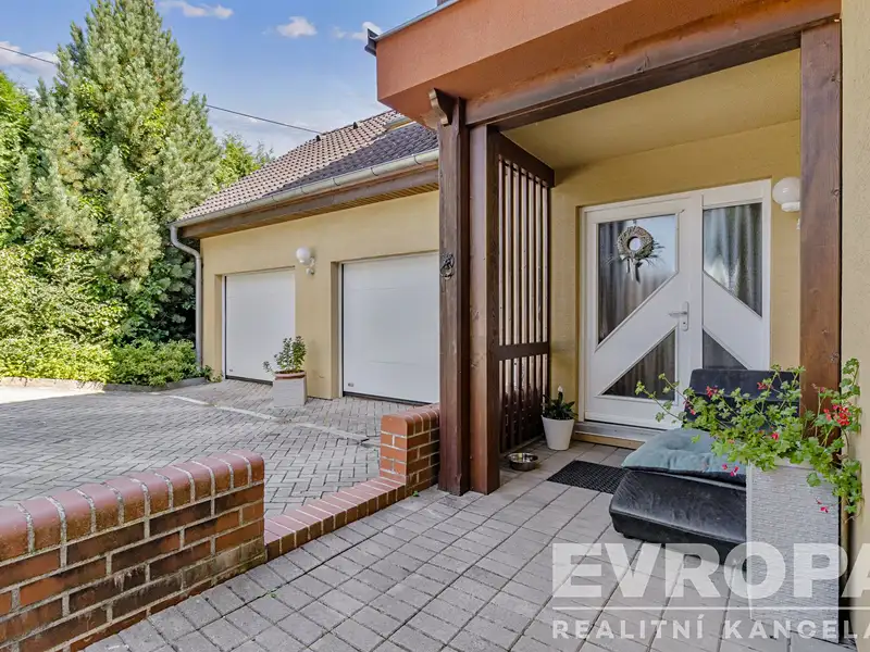 Prodej rodinného domu 225 m², pozemek 1197 m², Hybrálec – náhled fotky 2