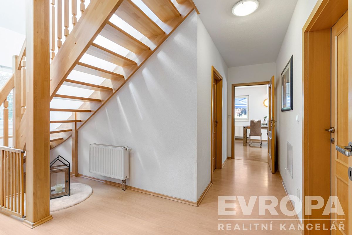 Prodej rodinného domu 225 m², pozemek 1197 m² – fotografie 4