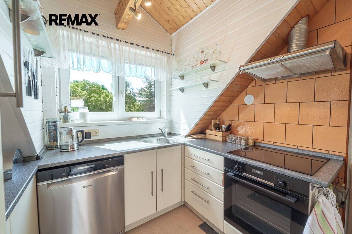 Prodej rodinného domu 200 m², pozemek 1121 m² – fotografie 3