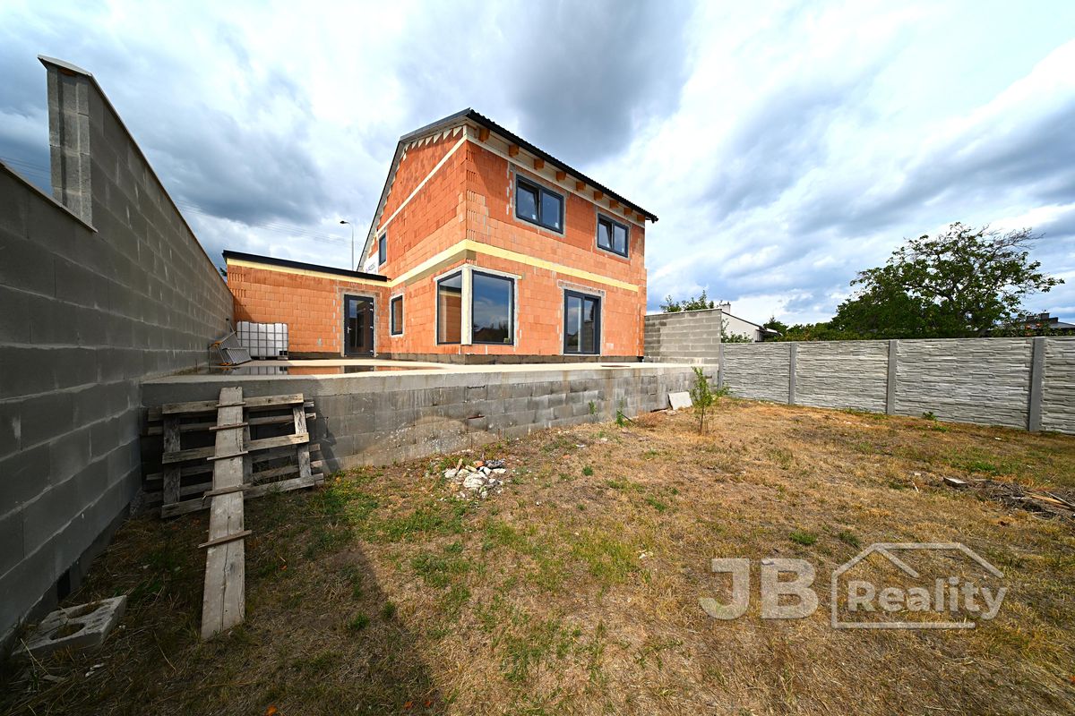 Prodej rodinného domu 165 m², pozemek 395 m² – fotografie 2
