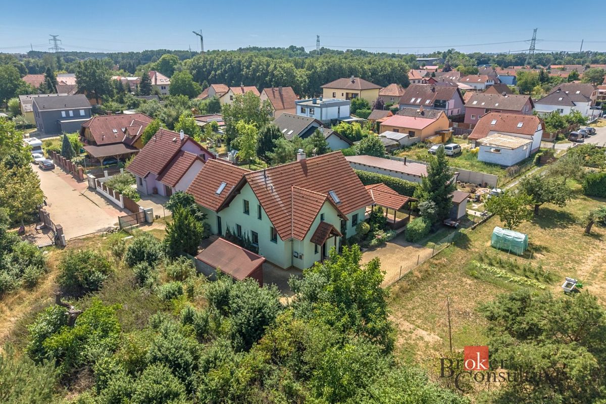 Prodej rodinného domu 260 m², pozemek 822 m² – fotografie 2