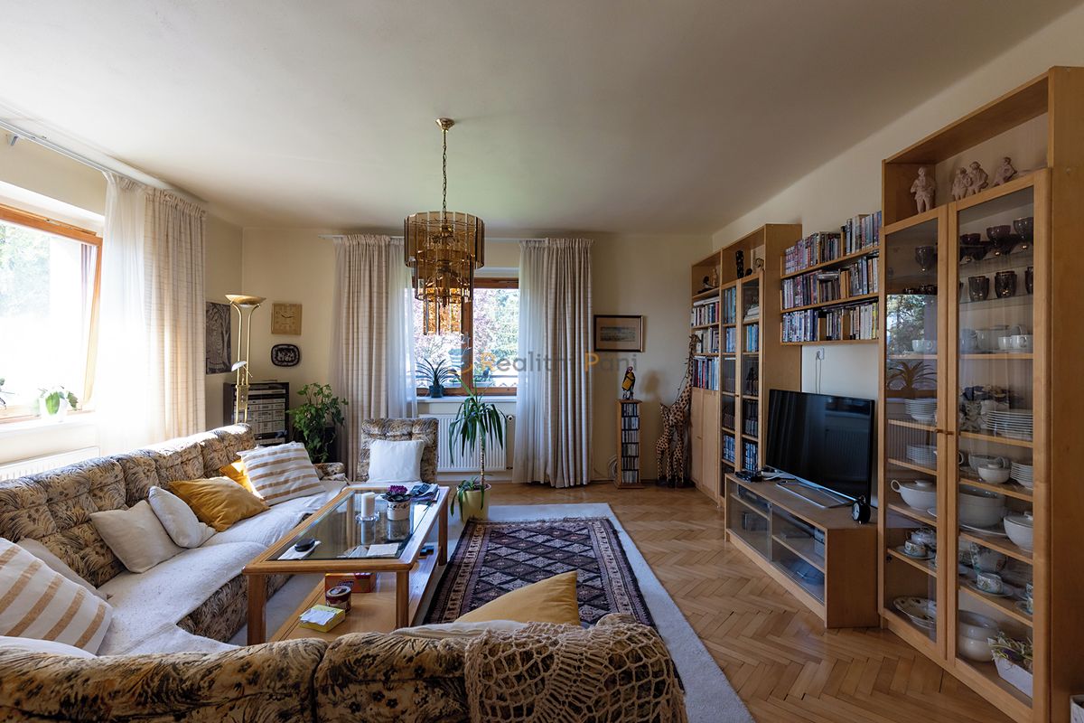 Prodej rodinného domu 294 m², pozemek 708 m² – fotografie 2