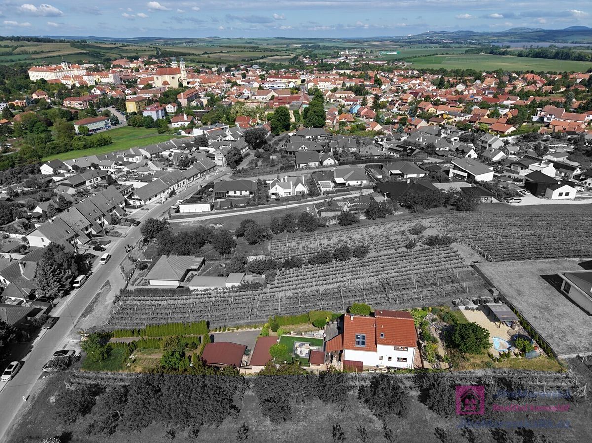 Prodej rodinného domu 252 m², pozemek 1211 m² – fotografie 2