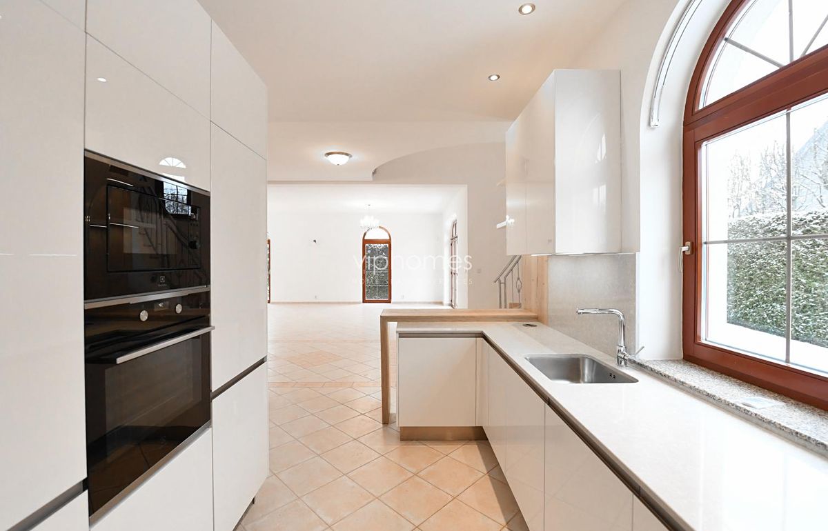 Pronájem vily 270 m², pozemek 592 m² – fotografie 3