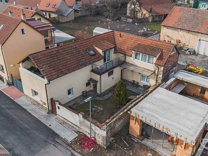 Prodej rodinného domu 178 m², pozemek 225 m², Mochov – náhled fotky 1