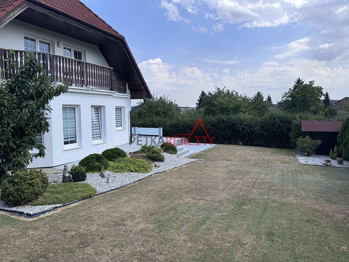 Prodej rodinného domu 188 m², pozemek 835 m² – fotografie 2