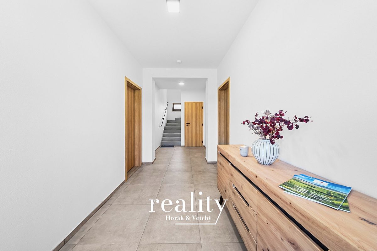 Prodej vícegeneračního domu 205 m², pozemek 370 m² – fotografie 3