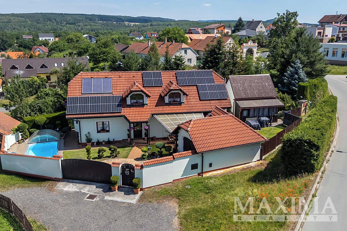 Prodej rodinného domu 245 m², pozemek 773 m²