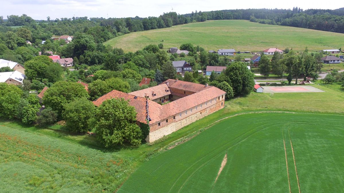 Prodej rodinného domu 851 m², pozemek 2205 m²