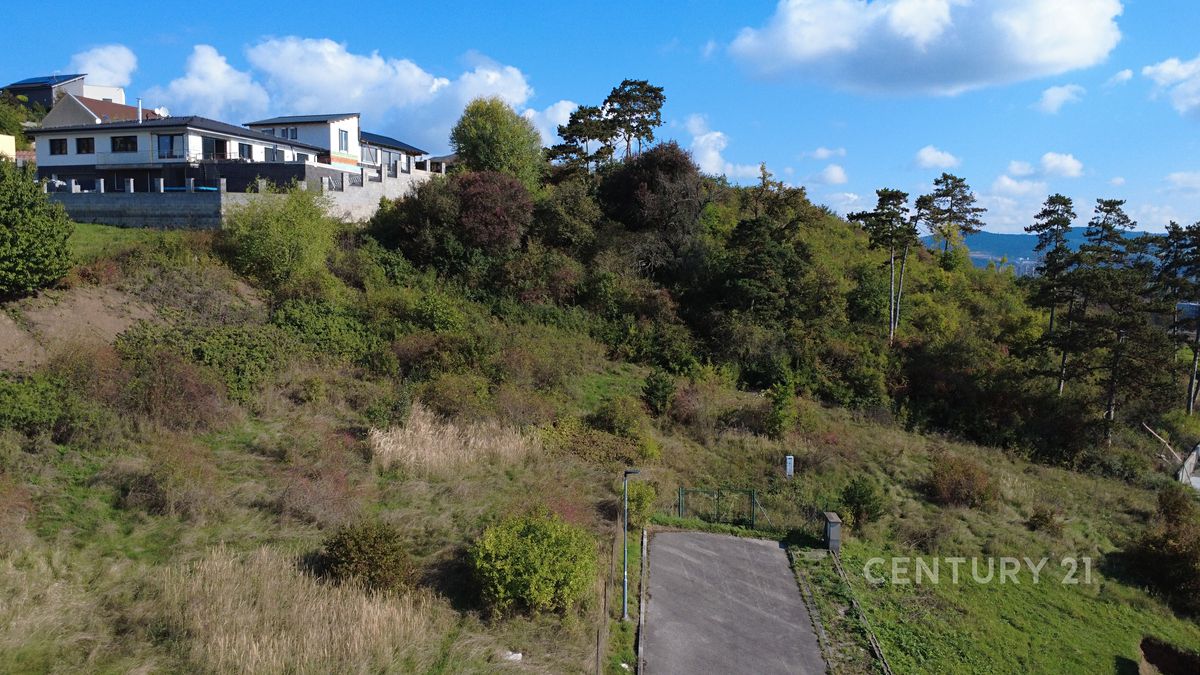 Prodej stavebního pozemku 893 m², Králův Dvůr – fotka 1 z 3