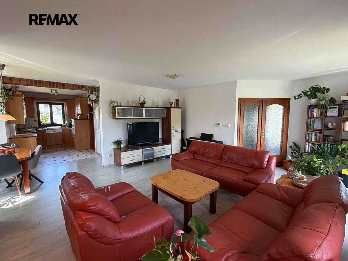 Prodej rodinného domu 190 m², pozemek 1112 m² – fotografie 3