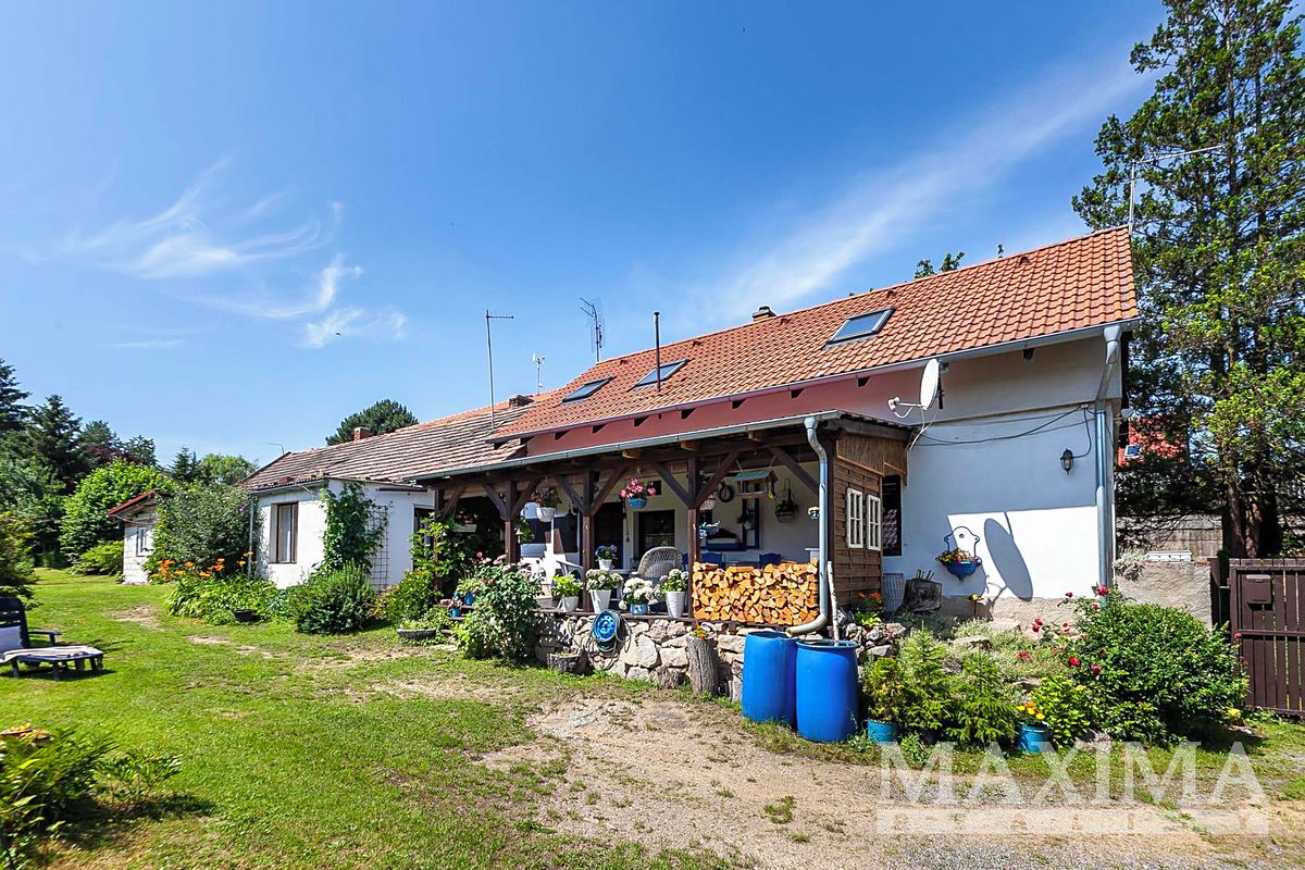 Prodej rodinného domu 250 m², pozemek 1555 m²