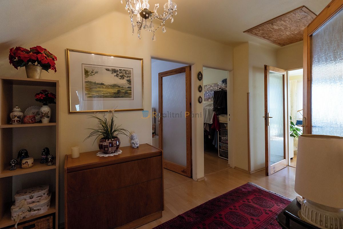 Prodej rodinného domu 294 m², pozemek 708 m² – fotografie 4