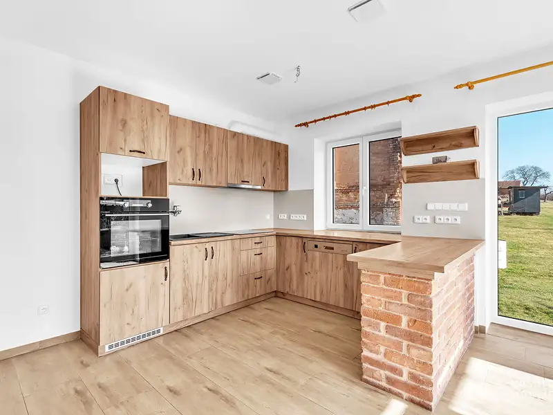 Prodej rodinného domu 204 m², pozemek 3464 m², Nechanice – náhled fotky 2