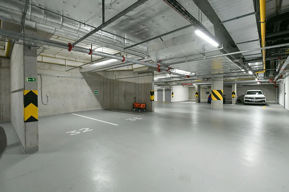 Pronájem garážového stání 15 m² – fotografie 2
