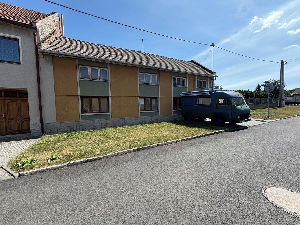Prodej rodinného domu 230 m², pozemek 577 m² – fotografie 2