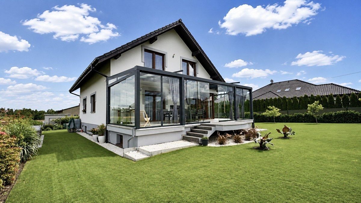 Prodej rodinného domu 300 m², pozemek 1025 m² – fotografie 3