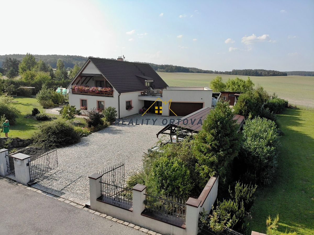 Prodej vily 435 m², pozemek 3000 m²