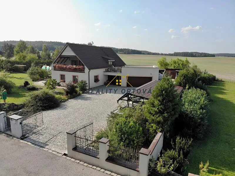 Prodej vily 435 m², pozemek 3000 m², Domousnice – náhled fotky 1