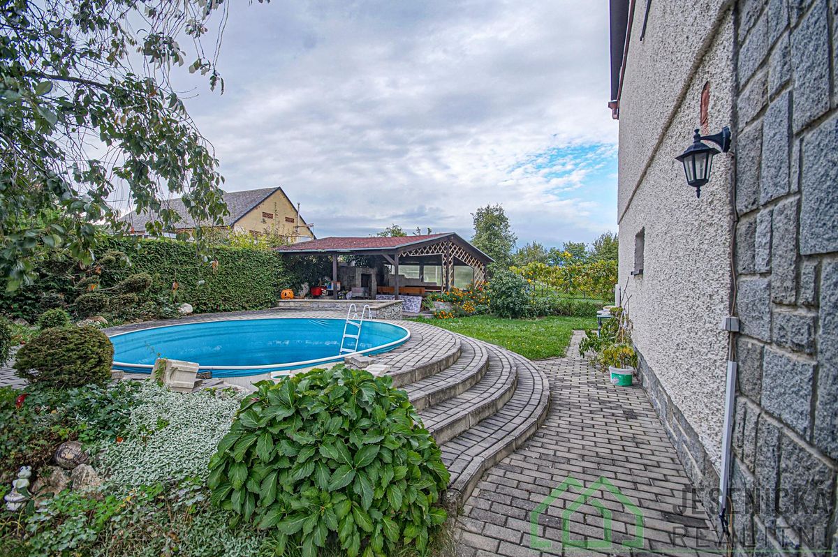 Prodej rodinného domu 105 m², pozemek 923 m² – fotografie 4