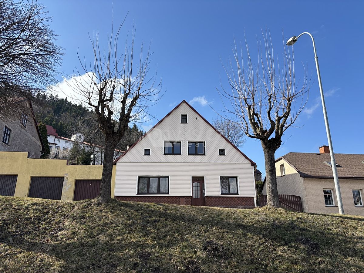 Prodej rodinného domu 162 m², pozemek 1077 m² – fotografie 2