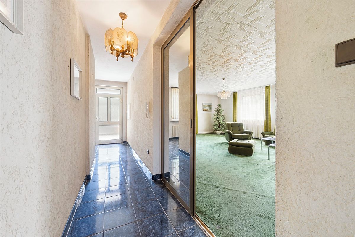 Prodej rodinného domu 239 m², pozemek 696 m² – fotografie 2