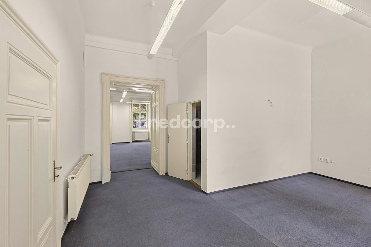 Pronájem kanceláře 240 m² – fotografie 2