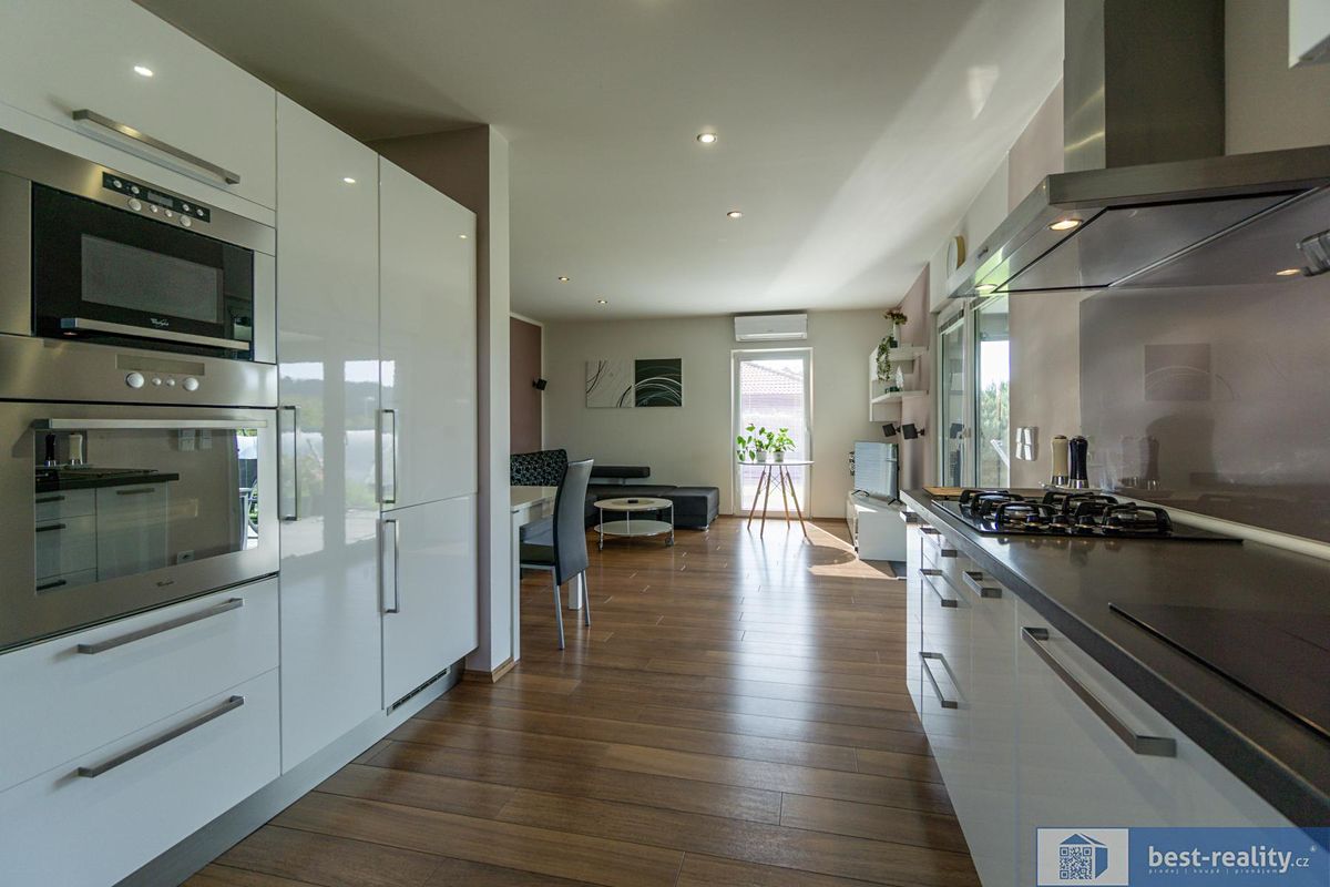 Prodej rodinného domu 146 m², pozemek 811 m² – fotografie 2