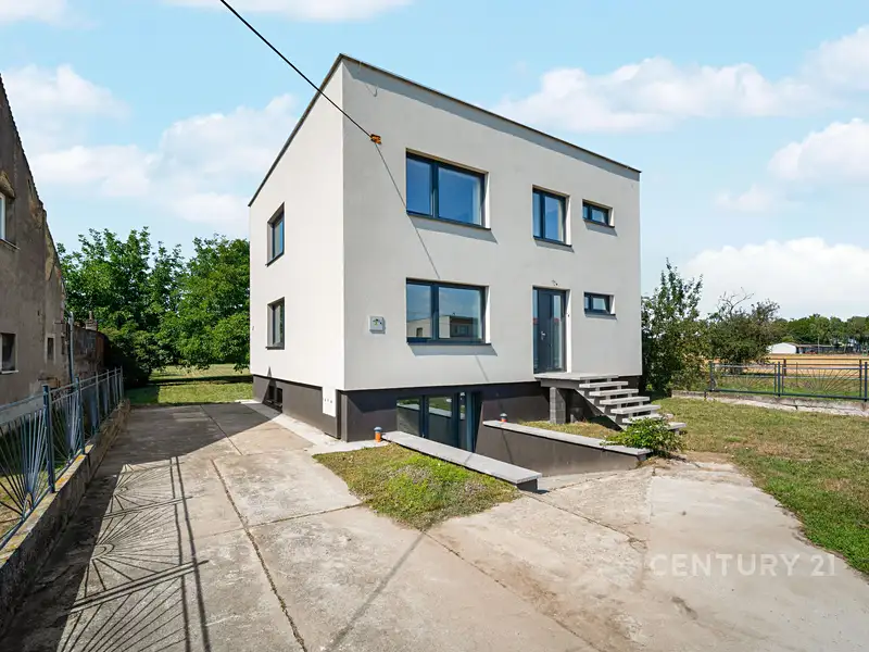 Prodej rodinného domu 199 m², pozemek 1699 m², Uhřičice – náhled fotky 1