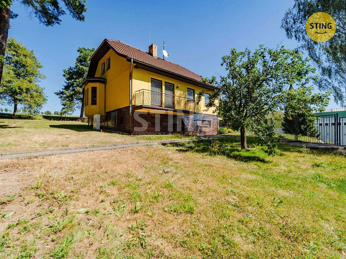 Prodej rodinného domu 256 m², pozemek 985 m² – fotografie 4