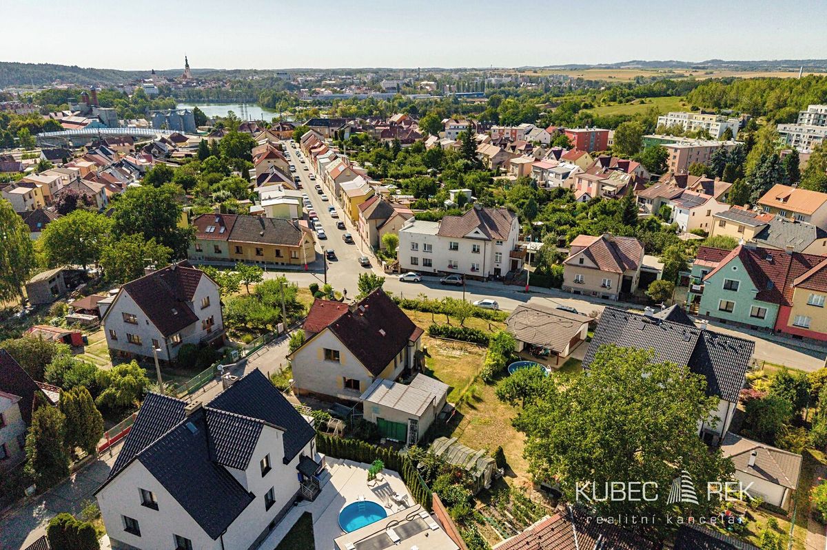 Prodej rodinného domu 210 m², pozemek 756 m² – fotografie 2