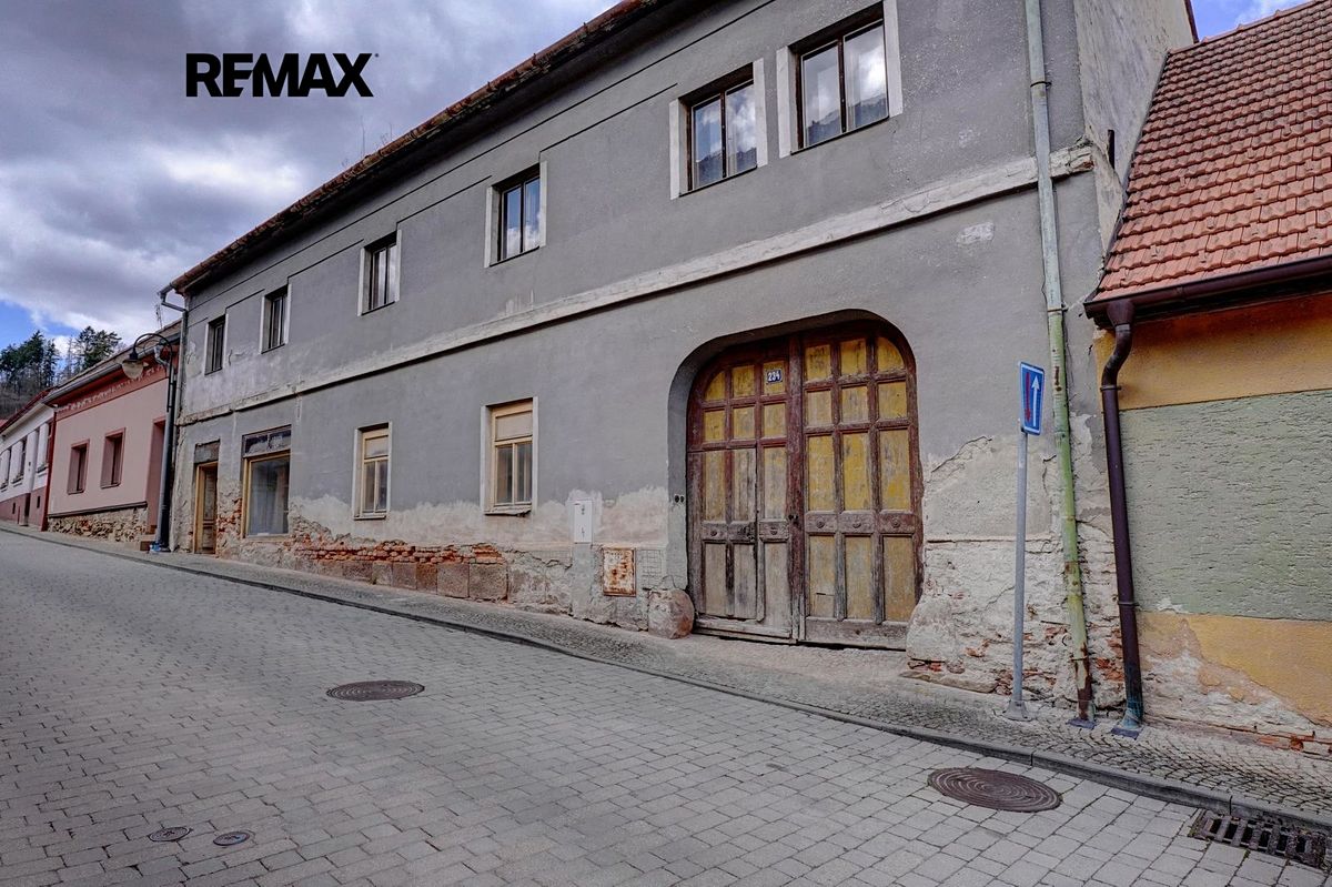 Prodej vícegeneračního domu 1200 m², pozemek 2155 m²