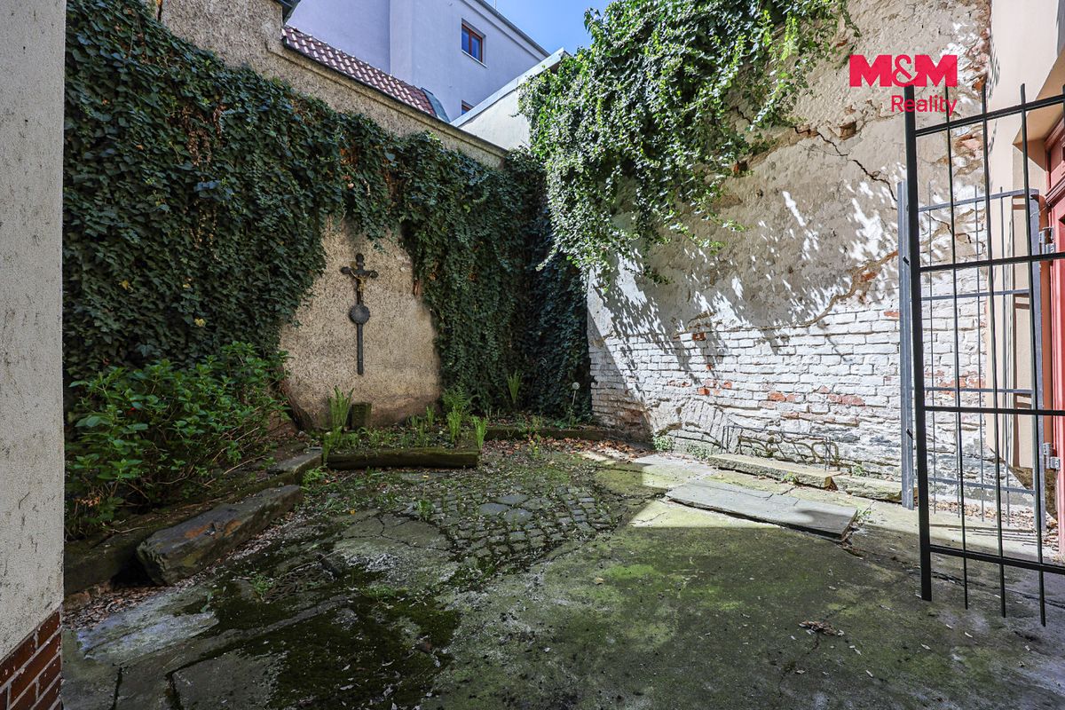 Prodej rodinného domu 420 m², pozemek 414 m² – fotografie 2