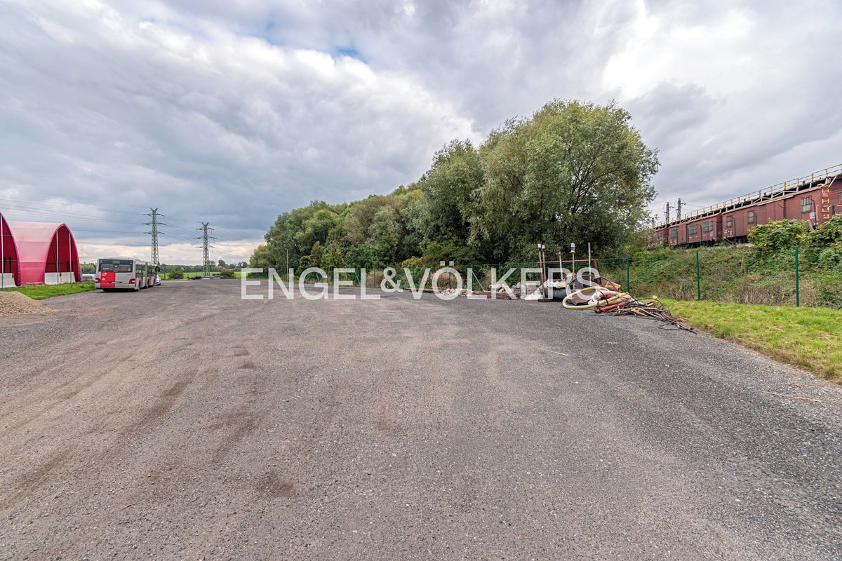 Pronájem komerčního pozemku 2596 m²