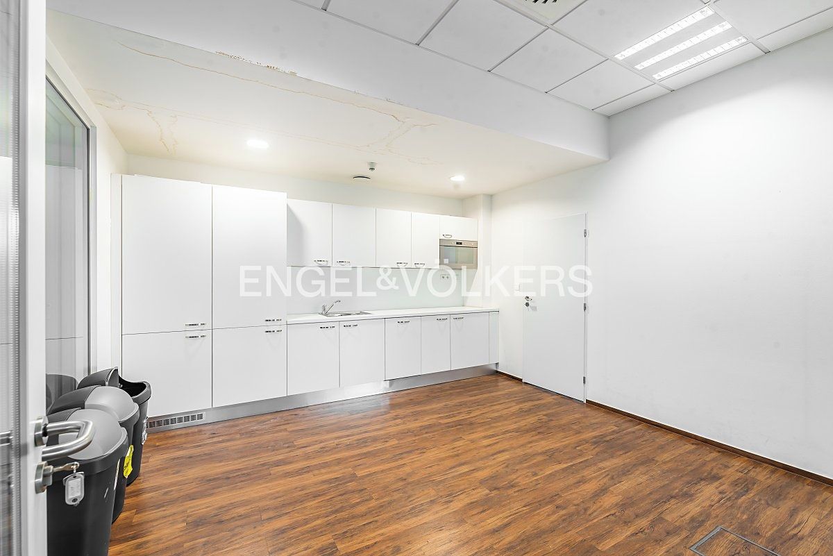 Pronájem kanceláře 974 m² – fotografie 5