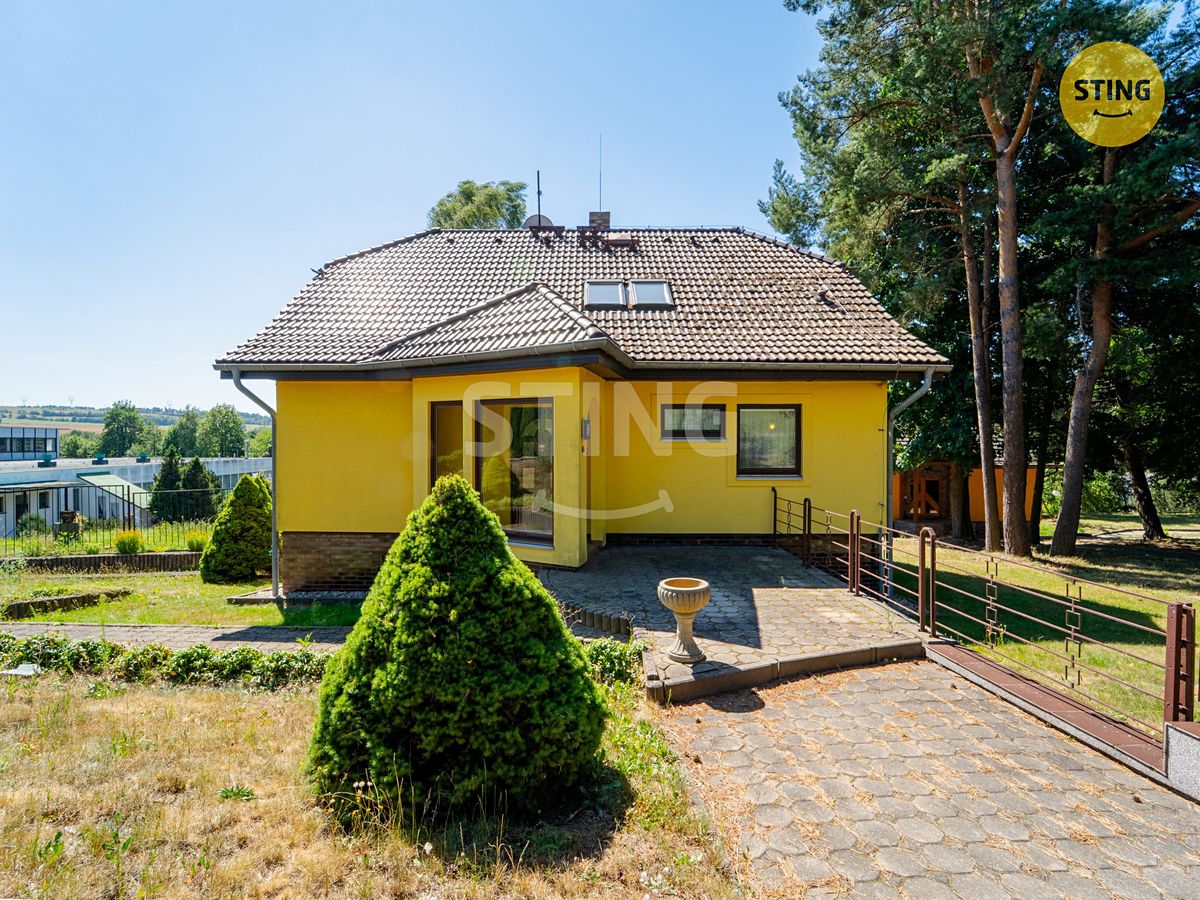 Prodej rodinného domu 256 m², pozemek 985 m² – fotografie 5