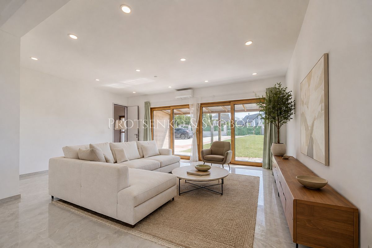 Prodej rodinného domu 342 m², pozemek 817 m² – fotografie 3