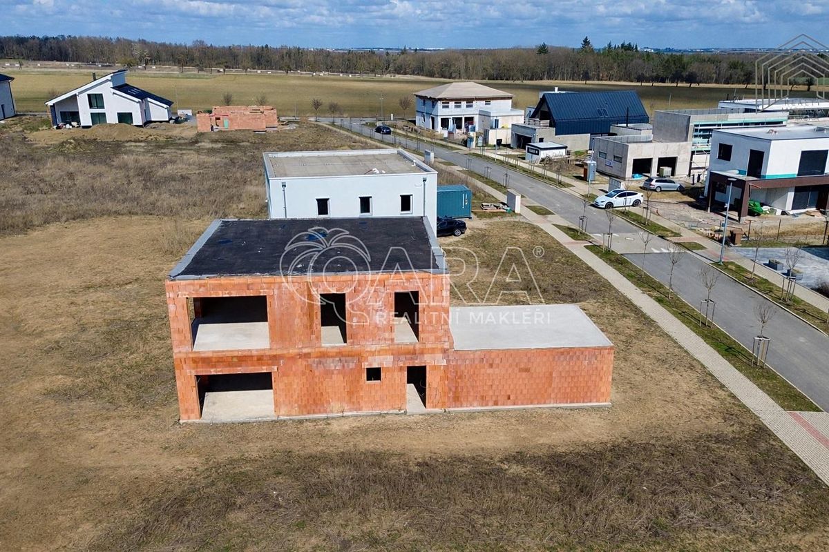 Prodej rodinného domu 231 m², pozemek 804 m² – fotografie 2