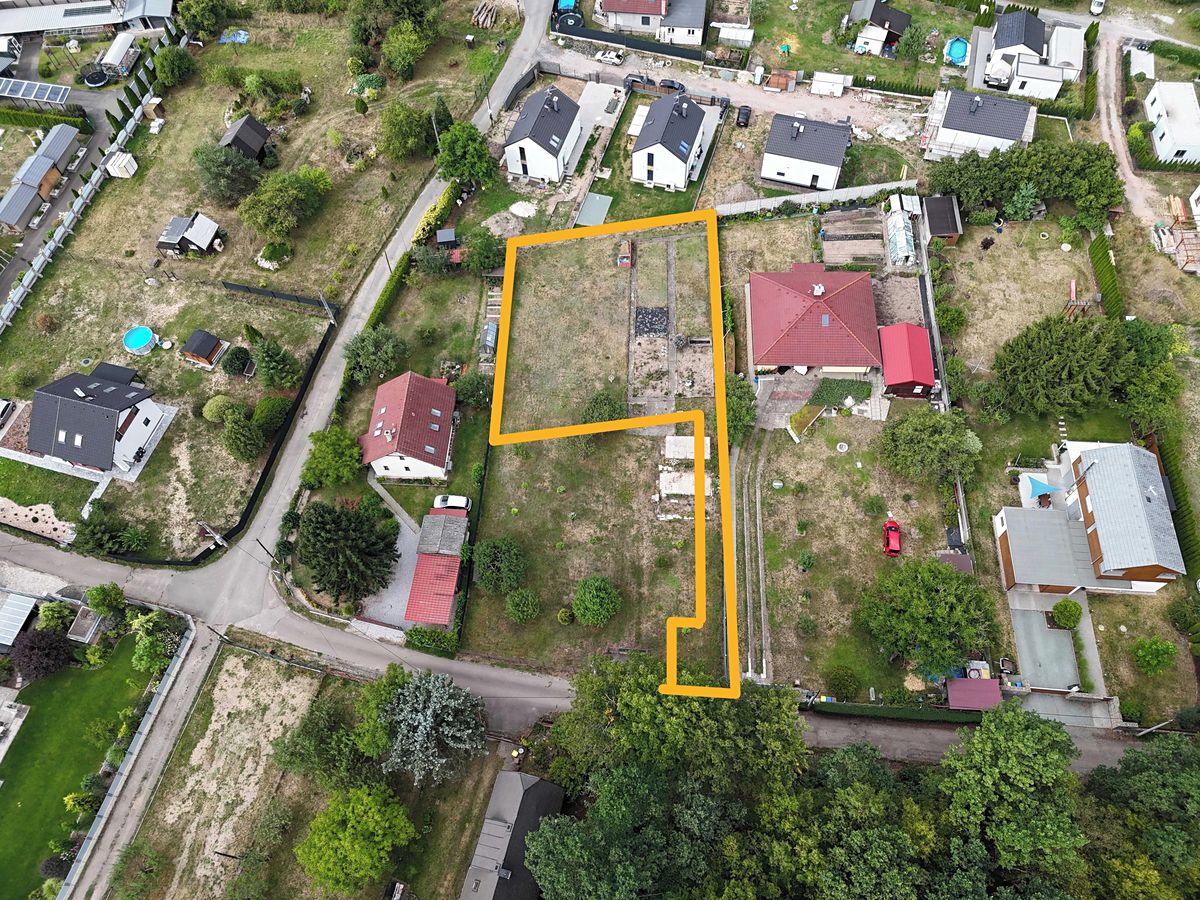 Prodej stavebního pozemku 900 m² – fotografie 2