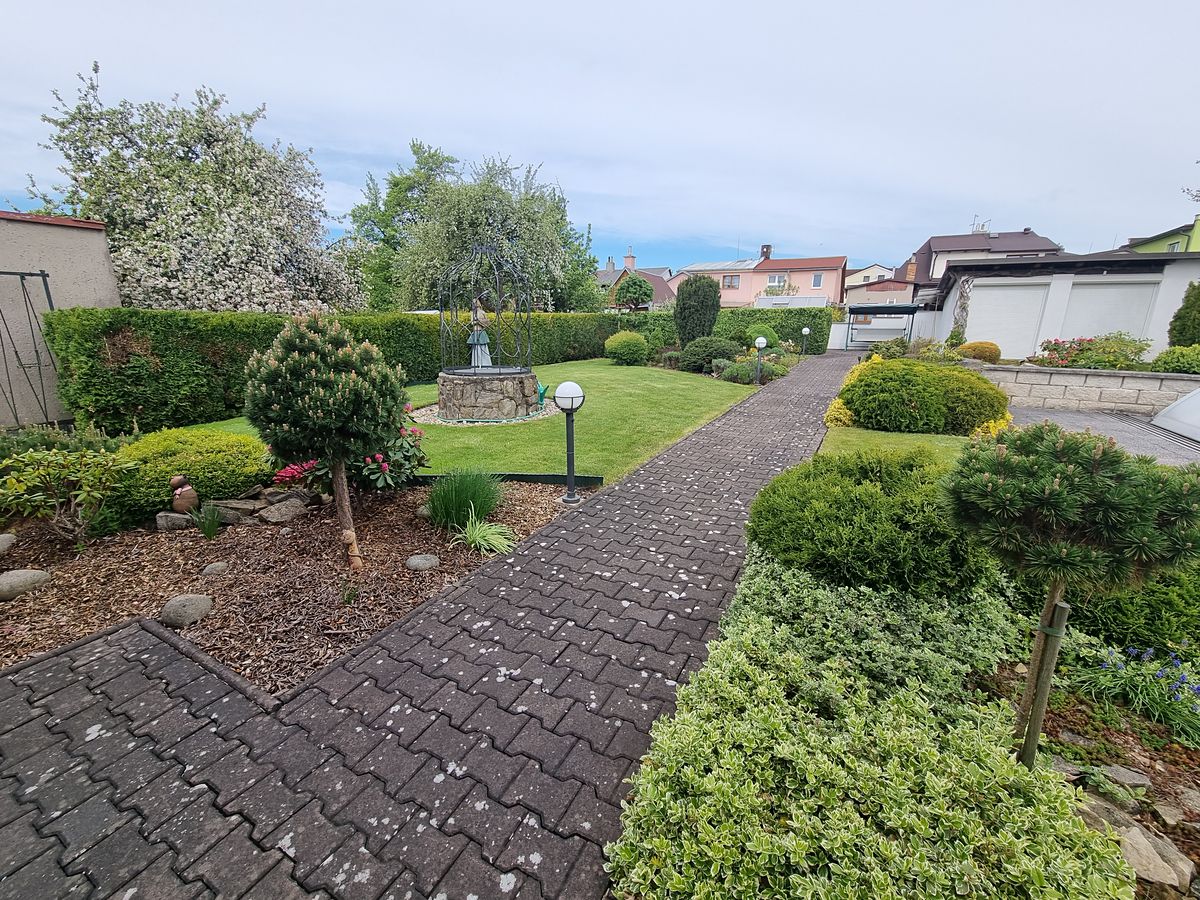 Prodej rodinného domu 270 m², pozemek 847 m² – fotografie 2