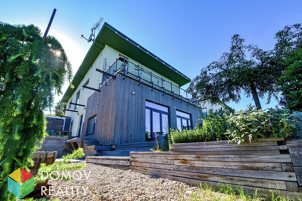 Prodej rodinného domu 158 m², pozemek 853 m² – fotografie 2
