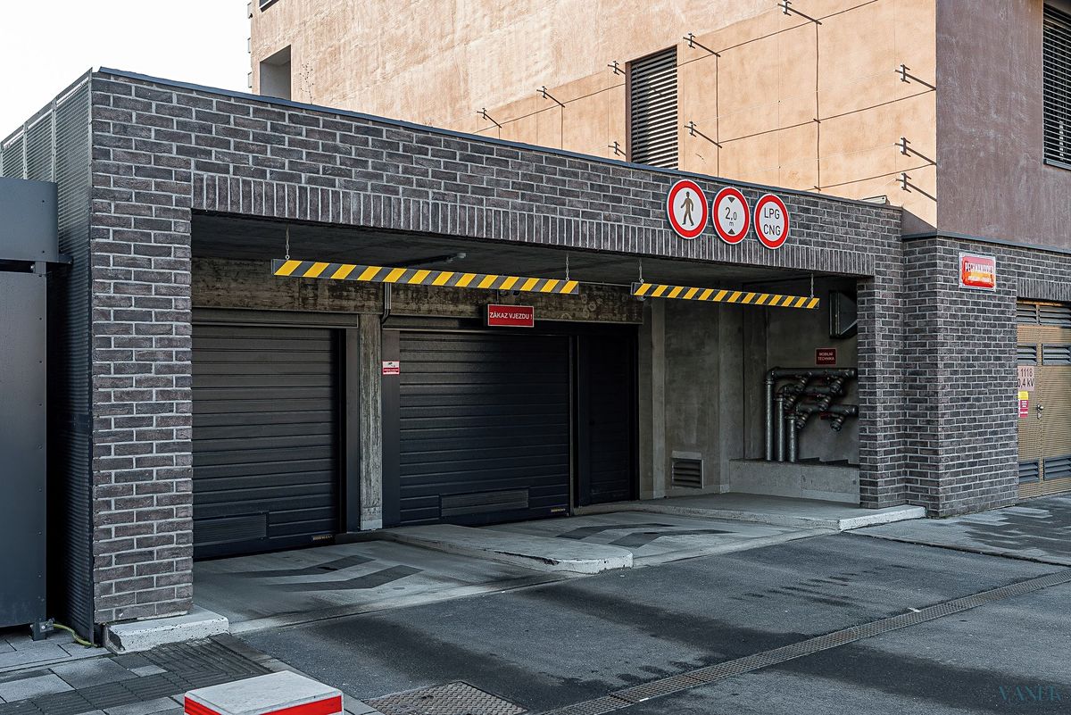 Pronájem garážového stání 13 m² – fotografie 2