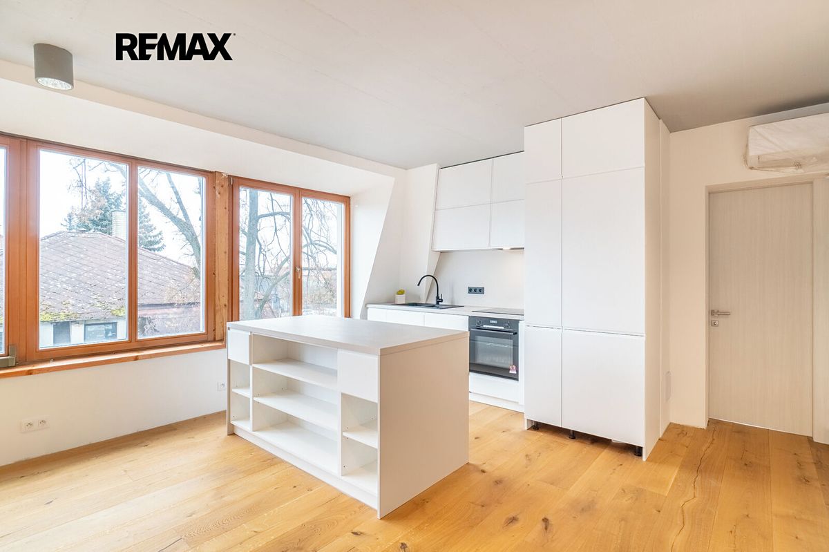 Pronájem bytu 5+kk 136 m² – fotografie 2