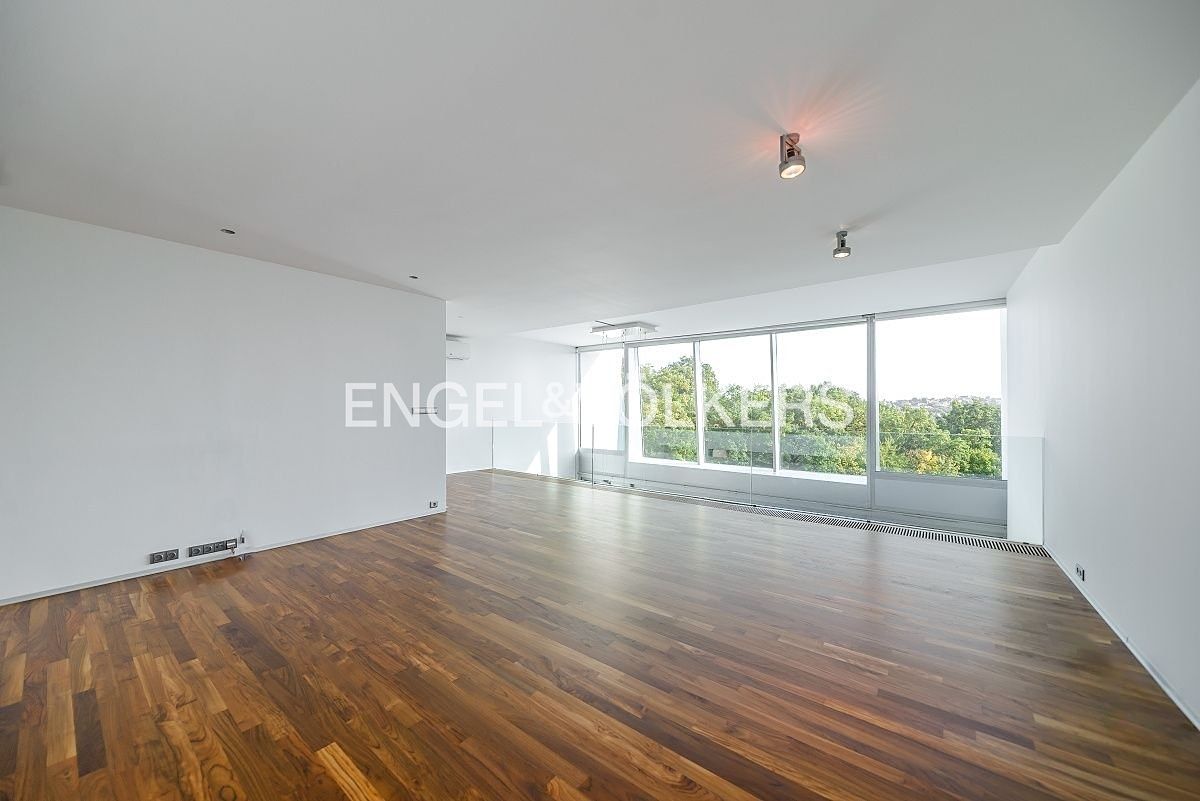 Pronájem bytu 6 pokojů a více 297 m² – fotografie 4