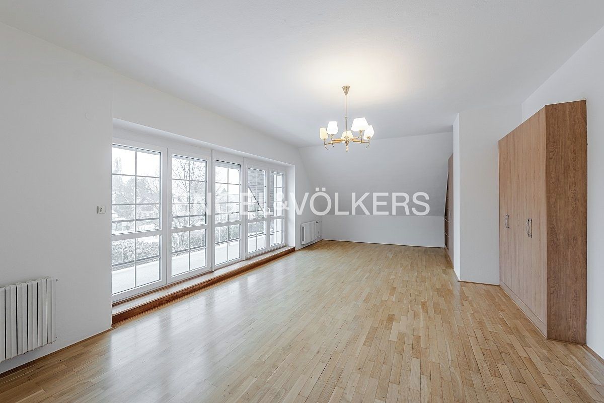 Pronájem rodinného domu 350 m², pozemek 761 m² – fotografie 4