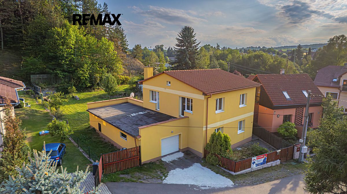 Prodej rodinného domu 208 m², pozemek 1618 m² – fotografie 2