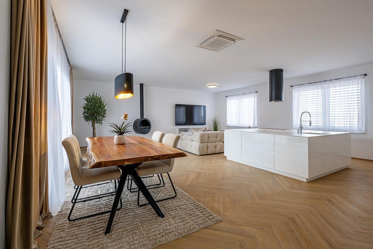 Prodej rodinného domu 194 m², pozemek 1530 m² – fotografie 3